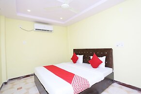 OYO 36667 Hotel Manoj