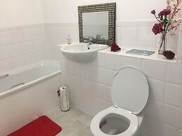 2 Bed Flat, Dedicated Workspace, Parking, 4KTV