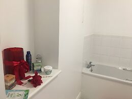 2 Bed Flat, Dedicated Workspace, Parking, 4KTV