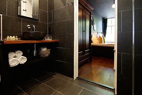 1637 Historic Canal View Suites