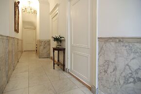 1637 Historic Canal View Suites