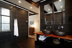 1637 Historic Canal View Suites