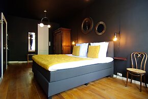 1637 Historic Canal View Suites