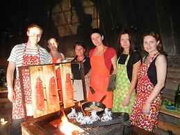 Isokenkäisten Klubi, Wilderness lodge