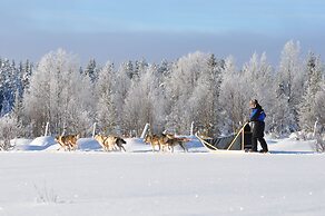 Isokenkäisten Klubi, Wilderness lodge