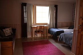 Isokenkäisten Klubi, Wilderness lodge