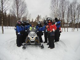 Isokenkäisten Klubi, Wilderness lodge