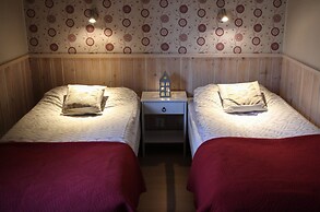 Isokenkäisten Klubi, Wilderness lodge