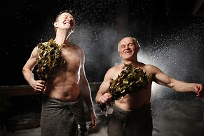 Isokenkäisten Klubi, Wilderness lodge