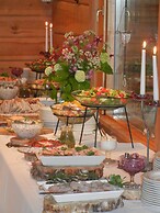 Isokenkäisten Klubi, Wilderness lodge