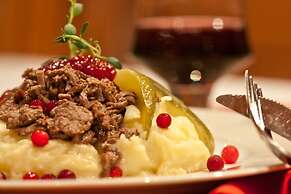 Isokenkäisten Klubi, Wilderness lodge