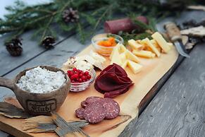 Isokenkäisten Klubi, Wilderness lodge