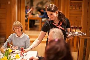 Isokenkäisten Klubi, Wilderness lodge