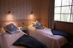 Isokenkäisten Klubi, Wilderness lodge