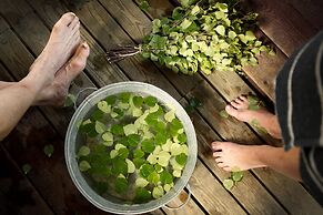 Isokenkäisten Klubi, Wilderness lodge