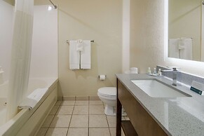 Quality Inn & Suites Roanoke - Fort Worth North