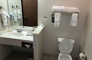 Quality Inn & Suites Roanoke - Fort Worth North