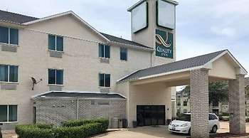 Quality Inn & Suites Roanoke - Fort Worth North