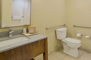 Quality Inn & Suites Roanoke - Fort Worth North