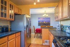 The Retro Escape City Park Hot Tub & Movie Theater