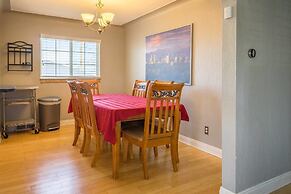 The Retro Escape City Park Hot Tub & Movie Theater