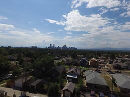 The Retro Escape City Park Hot Tub & Movie Theater