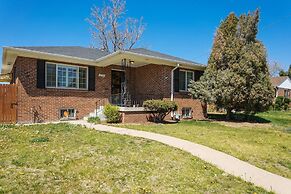 The Retro Escape City Park Hot Tub & Movie Theater