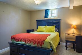 The Retro Escape City Park Hot Tub & Movie Theater