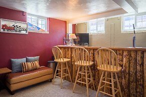 The Retro Escape City Park Hot Tub & Movie Theater