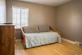 The Retro Escape City Park Hot Tub & Movie Theater