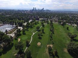 The Retro Escape City Park Hot Tub & Movie Theater