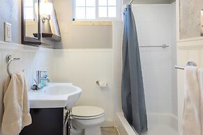 The Retro Escape City Park Hot Tub & Movie Theater