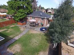 The Retro Escape City Park Hot Tub & Movie Theater