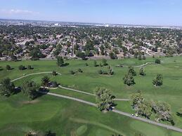 The Retro Escape City Park Hot Tub & Movie Theater