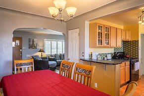 The Retro Escape City Park Hot Tub & Movie Theater