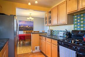 The Retro Escape City Park Hot Tub & Movie Theater