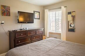 The Retro Escape City Park Hot Tub & Movie Theater