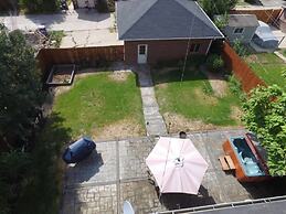 The Retro Escape City Park Hot Tub & Movie Theater