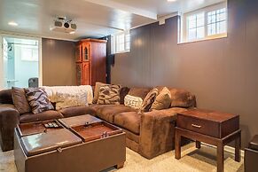 The Retro Escape City Park Hot Tub & Movie Theater