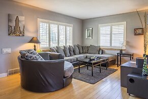 The Retro Escape City Park Hot Tub & Movie Theater