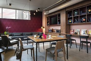 Moxy Nashville Vanderbilt Area