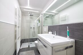 Da Chris e Lisa 022205-AT-296296