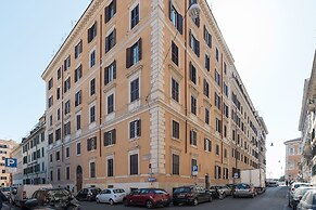San Giovanni & Colosseo Roomy Flat