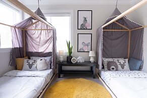 Luxury house with 3 bedrooms and 1 office