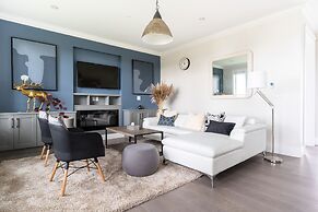 Luxury house with 3 bedrooms and 1 office