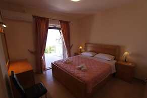 Menigos AB4G no50 Beachfront 2 Bdr Apt