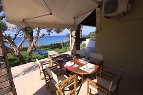 Menigos AB4G no50 Beachfront 2 Bdr Apt