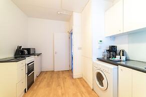 Spacious Studio Apartment Soho Square