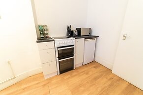 Spacious Studio Apartment Soho Square