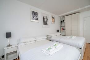 Spacious Studio Apartment Soho Square